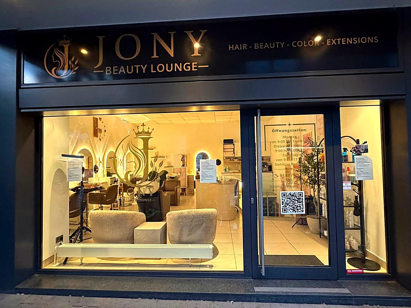 Schaufenster der Jony Beauty Lounge in der Richartzstraße 12, Köln