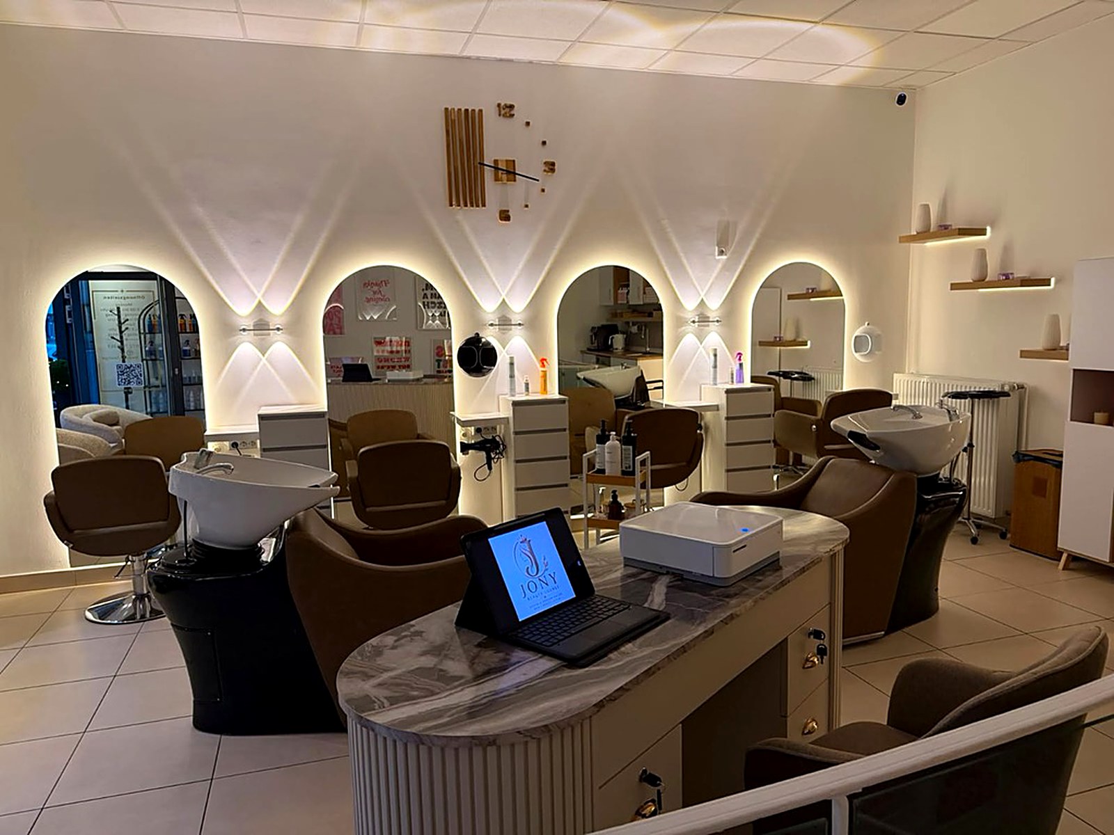 Innenraum der Jony Beauty Lounge mit Waschplätzen und Styling-Bereich